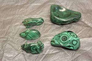 lot 130 image: LOT OF GREEN MALACHITE HANDCRAVED STONES&nbsp