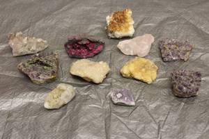 lot 132 image: LOT OF ASSORTED MINERALS