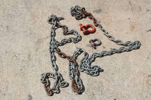 lot 145 image: HEVAY DUTY CHAIN AND HOOKS