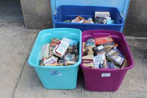 lot 146 image: GENEROUS AMOUNT OF BOOKS BIG BLUE TOTE INCLUDED&nbsp