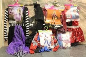 lot 30 image: 6. ASSORTED HALLOWEEN COSTUMES VARIOUS SIZES SEE PICS