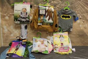 lot 10 image: 6. ASSORTED HALLOWEEN COSTUMES VARIOUS SIZES SEE PICS