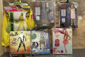 lot 36 image: 6. ASSORTED HALLOWEEN COSTUMES VARIOUS SIZES SEE PICS
