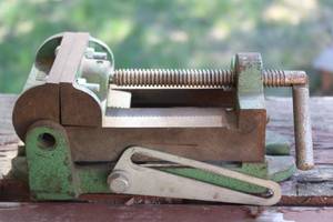 lot 11 image: VINTAGE MACHINIST TILTING VISE