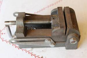 lot 20 image: VINTAGE MACHINIST TILTING VISE DRILL PRESS