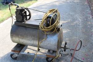 lot 21 image: VINTAGE AIR COMPRESSOR WITH HOSE