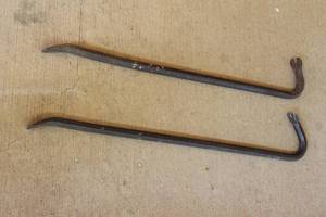 lot 27 image: 2 CROWBARS 28&nbsp