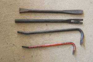 lot 28 image: 4 ASSORTED CROWBARS&nbsp