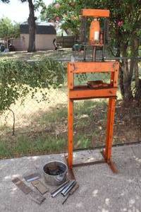 lot 54 image: 12 TON HYDRAULIC DRILL PRESS WITH ACCESSORIESTOOLSPARTS