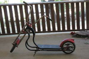 lot 69 image: VINTAGE SCHWINN STINGRAY PUSH SCOOTER&nbsp