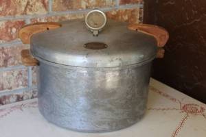lot 75 image: VINTAGE NATIONAL PRESUURE COOKER 13 DIAM NO 7