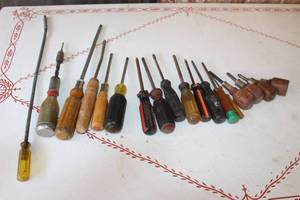 lot 90 image: LOT OF 18 ASSORTRED SIZE PHIULLIP HEAD SCREW DRIVERS&nbsp