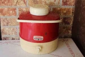 lot 102 image: VINTAGE THERMOS DELUXE PINIC JUG&nbsp