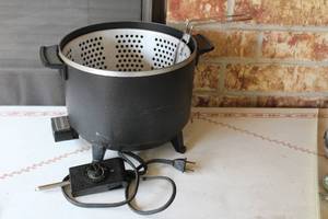 lot 101 image: PRESTO KITCHEN KETTLE MULTI COOKER
