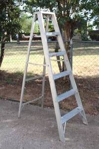 lot 112 image: ALUMINUM 6FT A FRAME LADDER