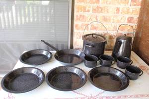 lot 120 image: VINTAGE 11PC BLACK SPECKLED CAMP GEAR 4 PERSON SETTING COFFEE POT FRYPAN AND KETTLER