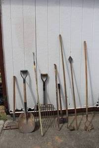 lot 157 image: LOF OF 9 ASSORTED YARD TOOLS&nbsp