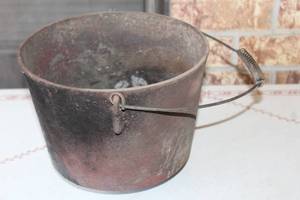 lot 170 image: VINTAGE CAST IRON BEAN POT 10 DIAM 8 TALL
