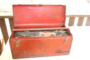 lot 182 image: VINTAGE METAL TOOL BOX CONTENTS INCLUDED