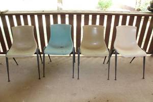 lot 185 image: 4 VINTAGE BRUNSWICK KT2 FIBERGLASS SHELL STACKING CHAIRS