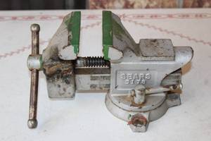 lot 127 image: SEARS 5178 TABLE MOUNT 3.5 SWIVEL BASE VISE