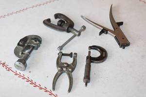 lot 130 image: LOT OF 5 ASSORTED TOOLS TUBING CUTTER PIPE THREADER NIBBLING TOOL AND MICROMETER&nbsp