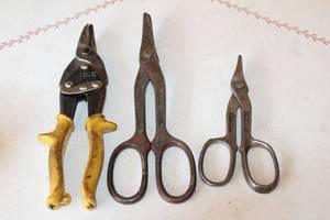 lot 134 image: LOT OF 3 CUTTING TIN SNIPS