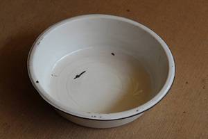 lot 137 image: VINTAGE FARMHOUSE ENAMELWARE BASIN 18 DIAM