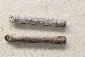 lot 139 image: LOF OF 2 VINTAGE WINDOW WEIGHTS