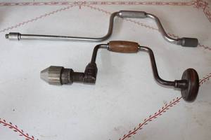 lot 140 image: VINTAGE AUGER BRACE HAND DRILL WITH JACOBS CHUCK AND BONNEY 4085 DRIVE SPEED HANDLE SPREEDER WRENCH