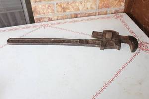 lot 141 image: VINTAGE 24 PEXTO PIPE WRENCH