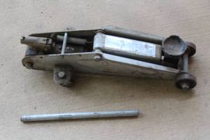 lot 148 image: HYDRAULIC FLOOR JACK&nbsp