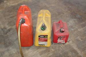 lot 61 image: 3 GAS CANS 2.5 AND 2 GAL
