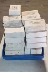 lot 73 image: LOT OF 50 ANDERSON POWER PRODUCTS 951 BLOCK ASSEMLY-TYPE EC
