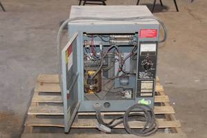 lot 112 image: HOBART ACCU-CHARGER 400B1-6