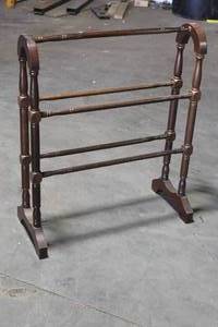 lot 124 image: &nbspVINTAGE WOODEN QUIILT RACK