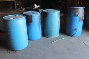 lot 149 image: 4 LIDDED 50 GAL BARRELS