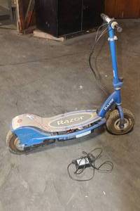 lot 158 image: RAZOR ELECTRIC SCOOTER WITH CHARGER&nbsp