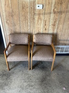 lot 160 image: 2 OFFICE WAITING ROOM CHAIRS