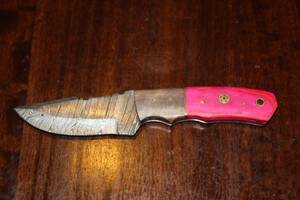 lot 5 image: MHS CUTLERY CUSTUMIZED HANDMADE DAMASCUS STEEL KNIVES WITH EITHER WOOD, BONE OR RESIN HANDLES ALL KNIVES ARE UNIQUELY MADE NO 2 KNIVES ARE THE SAME