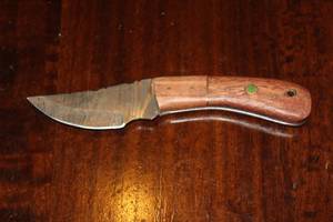 lot 7 image: MHS CUTLERY CUSTUMIZED HANDMADE DAMASCUS STEEL KNIVES WITH EITHER WOOD, BONE OR RESIN HANDLES ALL KNIVES ARE UNIQUELY MADE NO 2 KNIVES ARE THE SAME