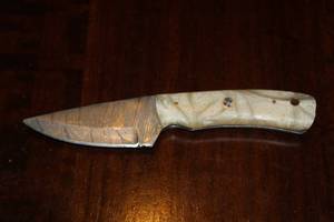 lot 9 image: MHS CUTLERY CUSTUMIZED HANDMADE DAMASCUS STEEL KNIVES WITH EITHER WOOD, BONE OR RESIN HANDLES ALL KNIVES ARE UNIQUELY MADE NO 2 KNIVES ARE THE SAME