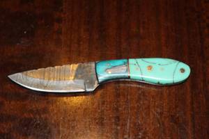 lot 10 image: MHS CUTLERY CUSTUMIZED HANDMADE DAMASCUS STEEL KNIVES WITH EITHER WOOD, BONE OR RESIN HANDLES ALL KNIVES ARE UNIQUELY MADE NO 2 KNIVES ARE THE SAME