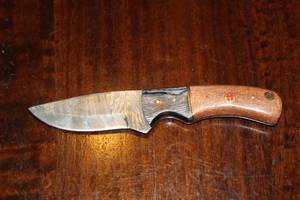 lot 11 image: MHS CUTLERY CUSTUMIZED HANDMADE DAMASCUS STEEL KNIVES WITH EITHER WOOD, BONE OR RESIN HANDLES ALL KNIVES ARE UNIQUELY MADE NO 2 KNIVES ARE THE SAME