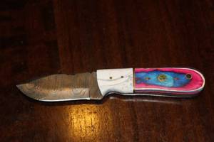 lot 12 image: MHS CUTLERY CUSTUMIZED HANDMADE DAMASCUS STEEL KNIVES WITH EITHER WOOD, BONE OR RESIN HANDLES ALL KNIVES ARE UNIQUELY MADE NO 2 KNIVES ARE THE SAME