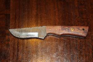 lot 13 image: MHS CUTLERY CUSTUMIZED HANDMADE DAMASCUS STEEL KNIVES WITH EITHER WOOD, BONE OR RESIN HANDLES ALL KNIVES ARE UNIQUELY MADE NO 2 KNIVES ARE THE SAME
