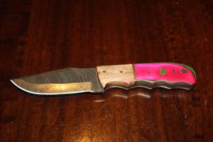 lot 14 image: MHS CUTLERY CUSTUMIZED HANDMADE DAMASCUS STEEL KNIVES WITH EITHER WOOD, BONE OR RESIN HANDLES ALL KNIVES ARE UNIQUELY MADE NO 2 KNIVES ARE THE SAME