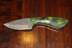 lot 15 image: MHS CUTLERY CUSTUMIZED HANDMADE DAMASCUS STEEL KNIVES WITH EITHER WOOD, BONE OR RESIN HANDLES ALL KNIVES ARE UNIQUELY MADE NO 2 KNIVES ARE THE SAME