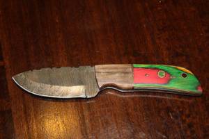 lot 17 image: MHS CUTLERY CUSTUMIZED HANDMADE DAMASCUS STEEL KNIVES WITH EITHER WOOD, BONE OR RESIN HANDLES ALL KNIVES ARE UNIQUELY MADE NO 2 KNIVES ARE THE SAME