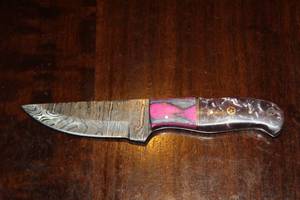 lot 18 image: MHS CUTLERY CUSTUMIZED HANDMADE DAMASCUS STEEL KNIVES WITH EITHER WOOD, BONE OR RESIN HANDLES ALL KNIVES ARE UNIQUELY MADE NO 2 KNIVES ARE THE SAME